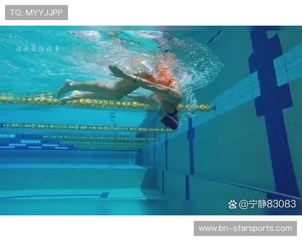 国际游泳教练在训练中采用科技监测工具进行体能与技术评估，国际游泳教练员证